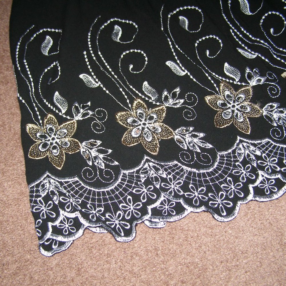 🌹 NEW size L/XL 10-12 Black Skirt with Floral Embroidered design - Picture 8 of 13
